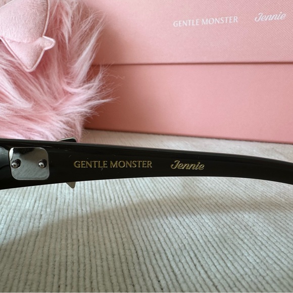 Gentle Monster Jentle Salon Fishtail Brown with Aile.M charm and Dottler charm - Picture 10 of 12